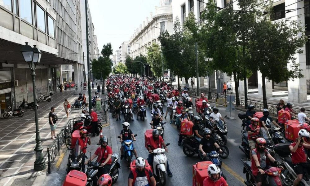 Μεγάλη συγκέντρωση και μοτοπορεία εργαζομένων της efood στο κέντρο της Αθήνας